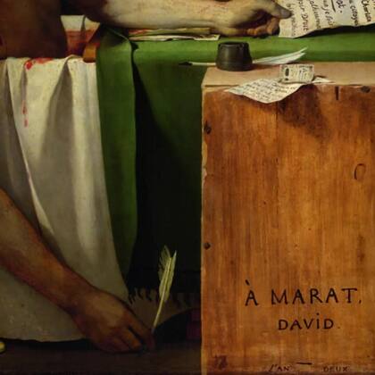 En su mano derecha, una pluma; en la izquierda, una carta. Hay otra pluma junto al tintero.