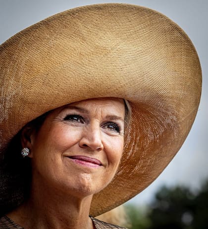 En su más reciente actividad, la reina Máxima se lució con un espectacular sombrero (Foto: Instagram @patrickvkatwijk)