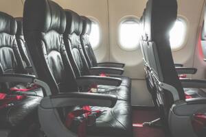 Es experto en viajes y reveló por qué hay que sentarse en el lado izquierdo del avión
