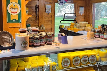 En su mayoría, los quesos se comercializan en un puesto dentro del predio de la escuela, donde también se venden conservas y embutidos