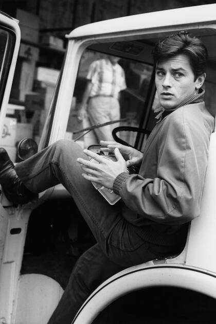 En su momento de esplendor, fotografiado durante un break en el rodaje de la película Once a Thief (1965).