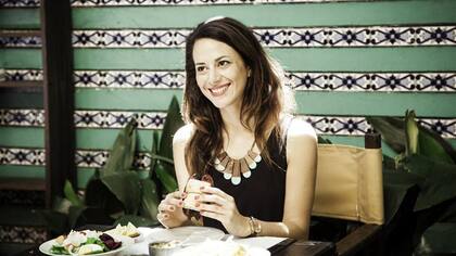 En su nueva vida de ex vegetariana, Nuria Vehils disfruta de un choripán