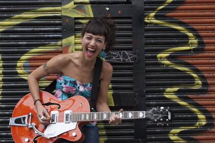 En su nuevo disco, la multiinstrumentista desarrolla una veta más rockera