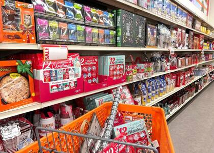 En su nuevo formato, las tiendas renovadas ofrecerán a los clientes una gama más amplia de productos, desde ropa familiar hasta electrónica