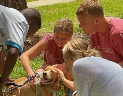 En su nuevo hogar, Benny comparte sus días con niños en edad escolar, otro perro y una mamá que lo mima día y noche.