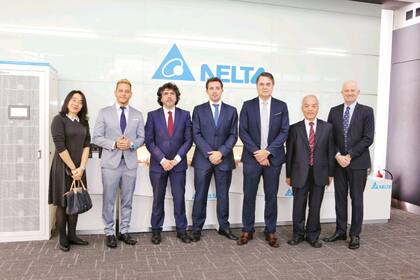 Junto a miembros del Congreso de España, y en donde tuvo la oportunidad de volver a hablar español después de un largo tiempo.