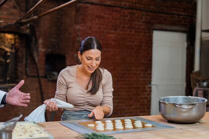 En su nuevo programa de TV, Tefi propone recorrer mercados y restaurantes de la ciudad junto a reconocidos chef