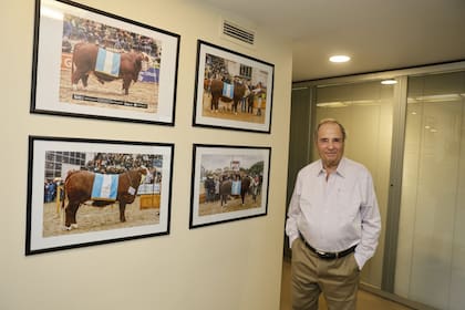 En su oficina, a la que acude todas las mañanas