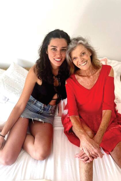 En su paso por Buenos Aires visitó a su abuela, Tini de Bucourt, a quien recientemente le descubrieron un tumor en el ovario izquierdo. “Ella vive todo lo que pasa como un aprendizaje. No se rinde”, dice Chiara 
