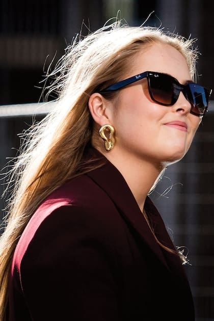 En su paso por el distrito de
Zuidoost, lució un conjunto de tres piezas
de la firma española Mango, mismo look
que llevó en la ceremonia de apertura de
los Juegos Olímpicos de Invierno MilanoCortina. Eligió accesorios dorados y
lentes de sol Ray-Ban, modelo Wayfarer