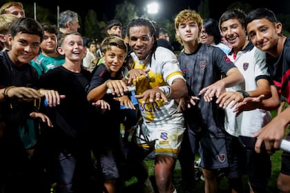 En su paso por la Argentina recibió el cariño y la admiración del público. Estuvo cerca de vencer a Dogos y luego fue goleado por Capibaras