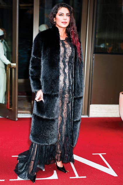 En su paso por Nueva York, la actriz eligiun vestido con sensualestransparencias de Epuzer parasu aparicin en el programade Jimmy Fallon, al que lesum un abrigo de piel