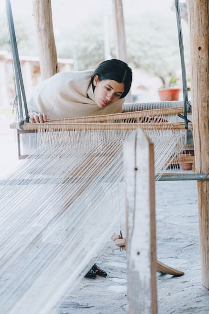En su paso por Seclantás y Cachi, Salta, tomó contacto con artesanos que trabajaban en telar de ponchos.