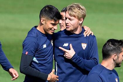 En su paso por Sevilla Kjaer mantuvo muy buena relación con Joaquín Correa, en un plantel que tenía muchos argentinos.