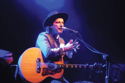 En su paso por Uruguay, Coti brindó dos shows en un club de jazz de Punta Ballenas.