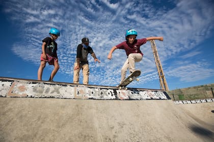 En su pista de skate, Gonzalo y Rodrigo Lantarón reciben a chicos que este año no se fueron de vacaciones