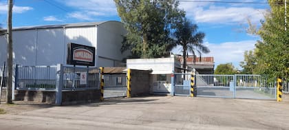 En su planta ubicada en Tortuguitas, Lumilagro produce una de sus líneas de termos de acero