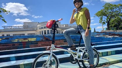 En su plegable, que la lleva a todos lados.