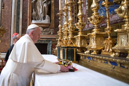 En su primer día como Papa, Francisco fue a colocarle una ofrenda floral en la basílica de Santa María la Mayor de Roma, donde será enterrado el próximo sábado