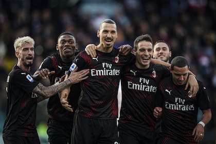 En su primer partido luego de su regreso desde la MLS, Zlatan anotó el segundo gol en el 2-0 contra el Cagliari
