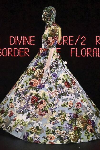 En su primera colección para Valentino, Alessandro Michele reveló su visión de la alta costura para la marca: excesos, tecnología y mucho arte. El desfile se realizó en el neoclásico Palais Brongniart, el edificio que fue la sede de la Bolsa de París, y el negro absoluto de la escenografía contrastó con las prendas y las pantallas.