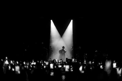 En su primera gira con una banda en vivo, el Rauw Alejandro ofrecerá un concierto único, una producción escénica teatral, coreografías llenas de energía y poderosos instrumentos, elevando su característico sonido futurista a otro nuevo nivel