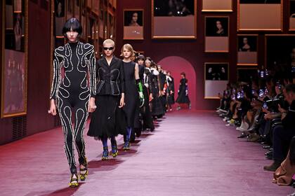 En su propuesta para Dior, la diseñadora italiana María Grazia Chiuri apostó por la tecnología y diseñó ropa pensada para el futuro, como una chaqueta Bar (en el segundo look) que regula la temperatura de su usuaria.