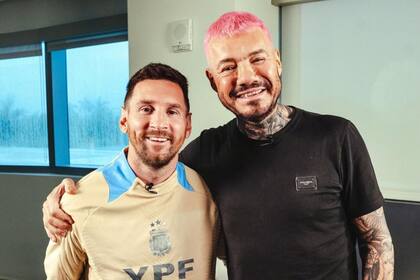 En su publicación, Barrientos le agradeció a Marcelo Tinelli por ser quien trajo la camiseta firmada que se subastará