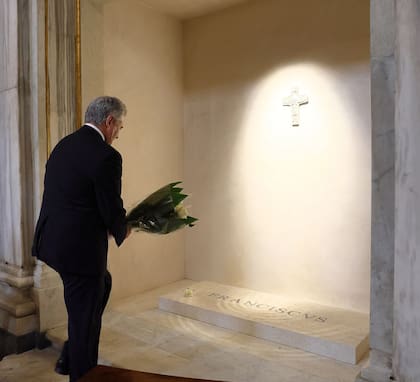 En su reciente visita a Roma, el canciller Pablo Quirno visitó la tumba del papa Francisco