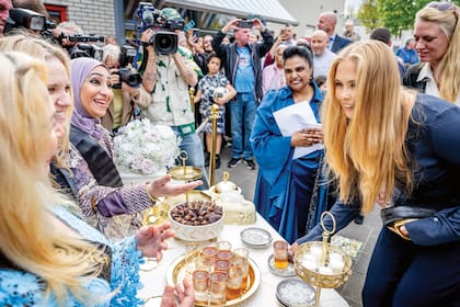 En su recorrido por la ciudad conversó con la gente y probó
dátiles y licores