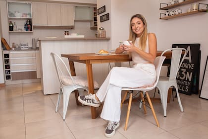 En su refugio, relajada, en zapatillas y rodeada de objetos relacionados con su pasión: pelotas, premios, fotos de los hitos deportivos que cubrió y una gran pantalla de televisión donde sigue todos los deportes.