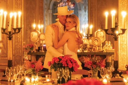 En su residencia de Saint-Germain, en París, donde realizaron la fiesta de compromiso que llamaron “Love Party”, con familiares y amigos. Grace lució un exclusivo modelo de Loewe.