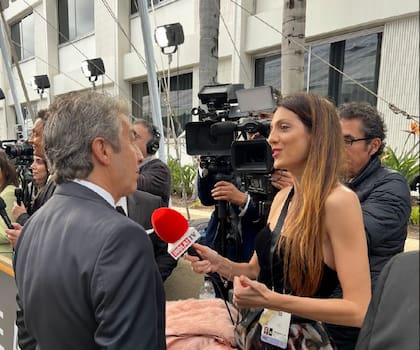 En su rol de periodista, entrevistando a Ricardo Darín