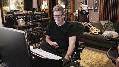 En su rol de productor, Santaolalla trabaj? en los discos de m?s de 100 artistas. Ahora, vuelve a subirse al escenario como solista