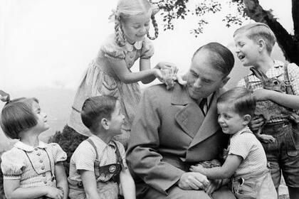 En su segunda novela, Albert Speer recordó que después de terminar su condena, jamás logró reconectarse con sus hijos; tan solo en una ocasión pudo reunirlos a todos juntos en su casa de los Alpes