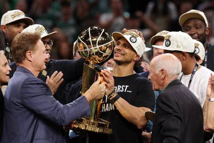 En su segunda temporada, Mazzulla, el entrenador más joven de la NBA, se convirtió en el quinto en menor edad entre los que han conquistado anillos de campeón.