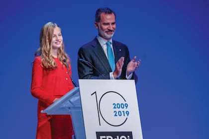 En su segundo discurso, que tuvo lugar en la
décima edición de los Premios Princesa de Girona, la
princesa compartió escenario con su padre y sorprendió a
todos con su fluidez en inglés, árabe y catálan