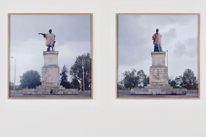 En su serie "Turista", el artista colombiano Iván Argote interviene monumentos de conquistadores que detecta en plazas de Latinoamérica: Isabel la Católica y Cristóbal Colón, en este díptico, llevan puesto un poncho