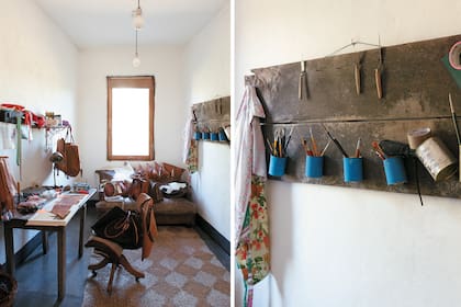 En su taller de talabartería, la dueña de casa colgó latas de un tablón para ordenar sus lápices y pinceles.