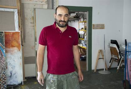 En su taller, Manuel Esnoz escucha hablar a los vecinos en varios idiomas