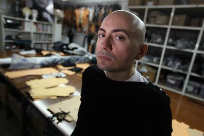 En su taller, Ramirez y sus creaciones