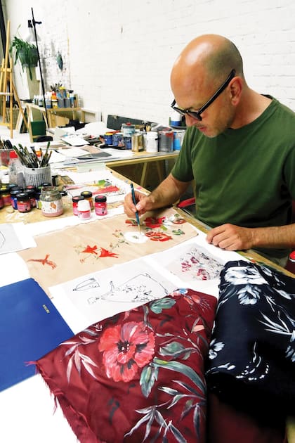 En su taller, trabajando en distintos proyectos relacionados con la moda y la decoración. Derecha: un paseo matutino cerca de su casa, en Amberes, que comparte con su pareja, el escultor mexicano Dodi Espinosa, a quien conoció años atrás en Barcelona, y con su gato Homer