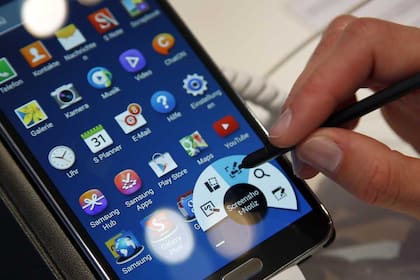 En su tercera edición, el último modelo del Galaxy Note mantiene como accesorio al stylus, un lápiz electrónico que amplía las funciones en la pantalla táctil