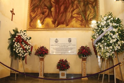 En su testamento, la duquesa de Alba manifestó su deseo de ser enterrada en la iglesia del Cristo de los Gitanos; tras su muerte, en 2014, sus cenizas fueron depositadas en una urna que se ubicó en una nave lateral derecha. En la lápida, siempre con flores, hay unas palabras sobre el gran vínculo que la duquesa tenía con Sevilla