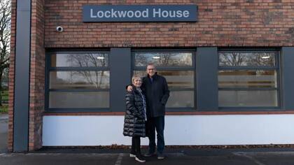 En su testamento, Ronnie dejó más de US$40.000 dólares, justo la cantidad necesaria para reparar el techo de un centro bautizado como Lockwood, en su honor