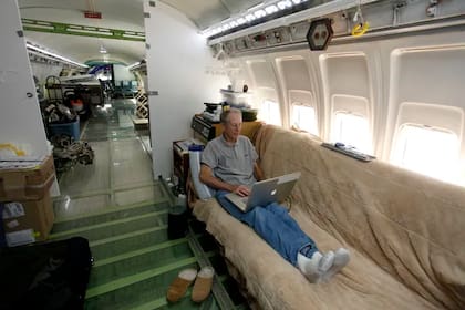 En su tiempo libre se dedica a reparar computadoras, especialmente modelos Macintosh