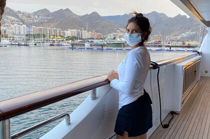 En su trabajo como azafata de yate, a Florencia le dan dos meses libres, le pagan los pasajes de ida y vuelta a su tierra y un mes de vacaciones.