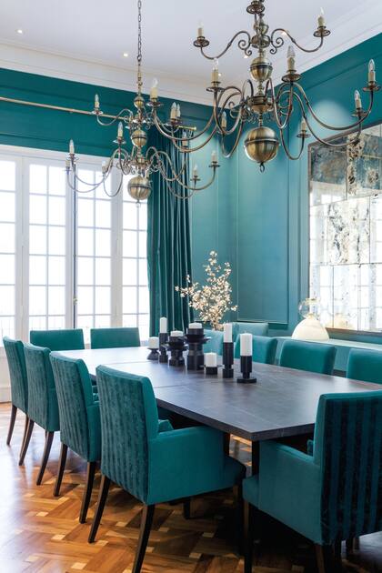 En su trabajo de interiorismo para un piso clásico en la calle Arroyo, las arquitectas Silvina Rivero y Andy Sajoux, de Estudio 2, retapizaron las sillas con géneros de Casa Almacén en sintonía con las paredes pintadas de azul verdoso.