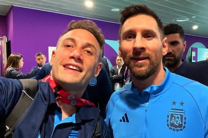 En su trabajo para la FIFA conoció a Lionel Messi, uno de sus sueños (Foto Instagram @gero.momo)