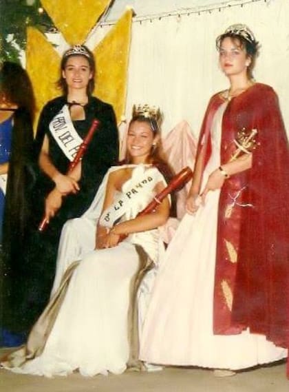 En su trono, como Reina del Trigo. De acuerdo a la publicación de Carlos Buffa, quien compartió la imagen en su cuenta de Twitter, las princesas que acompañan a Pampita son Leda Bregani y Natalia Pasquettin.